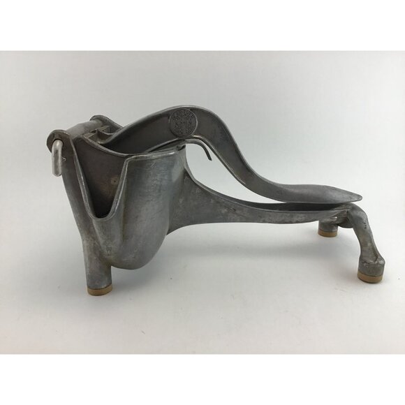 Wear-Ever Aluminum Hand Juicer Juice Press With Strainer Patent 1936 Canada - Picture 2 of 12